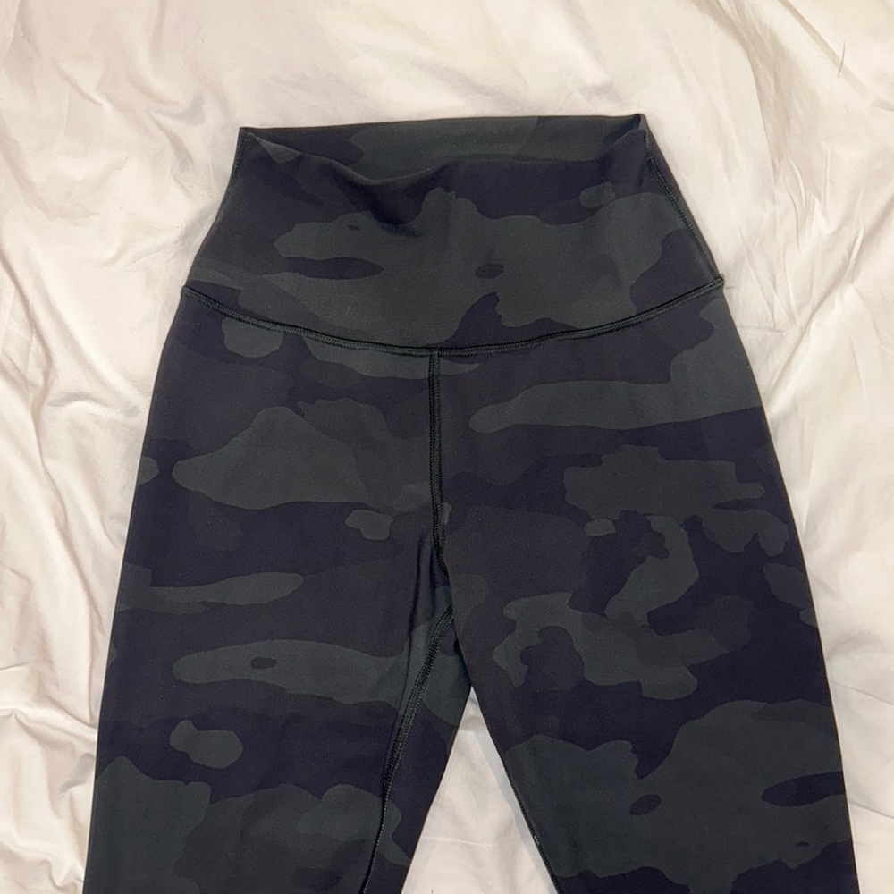 Alo Yoga High Waisted Camo Vapor Legging in Hunter